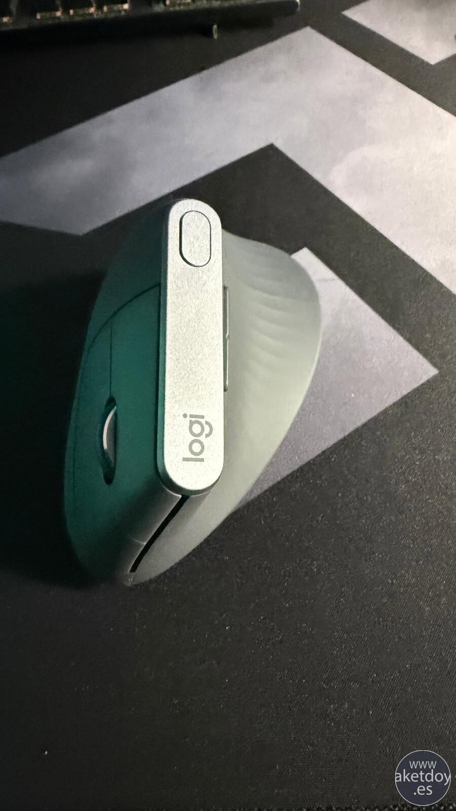 Logitech MX Vertical sobre escritorio, vista frontal