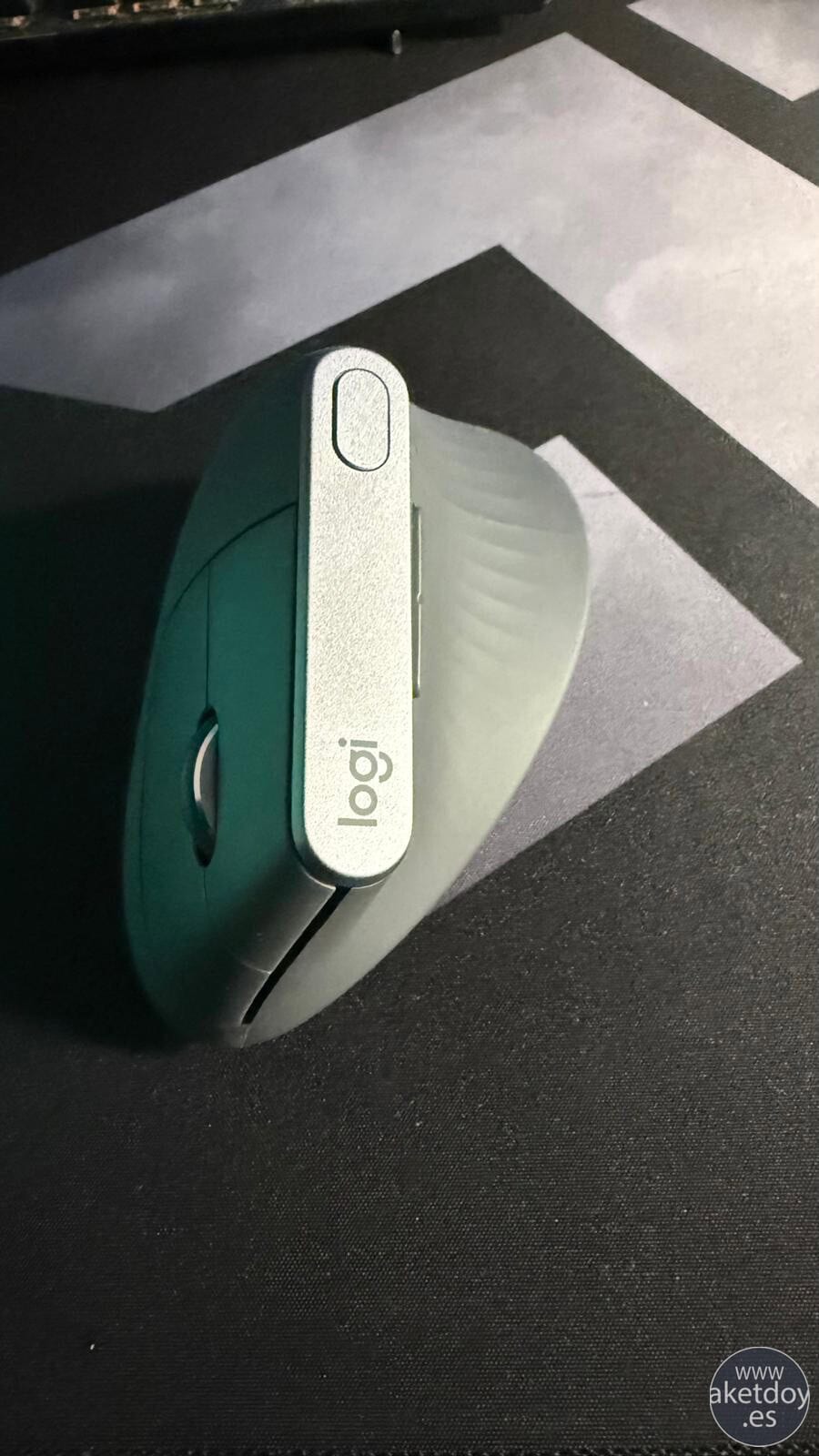 Detalle del agarre y la inclinación de 57 grados del Logitech MX Vertical