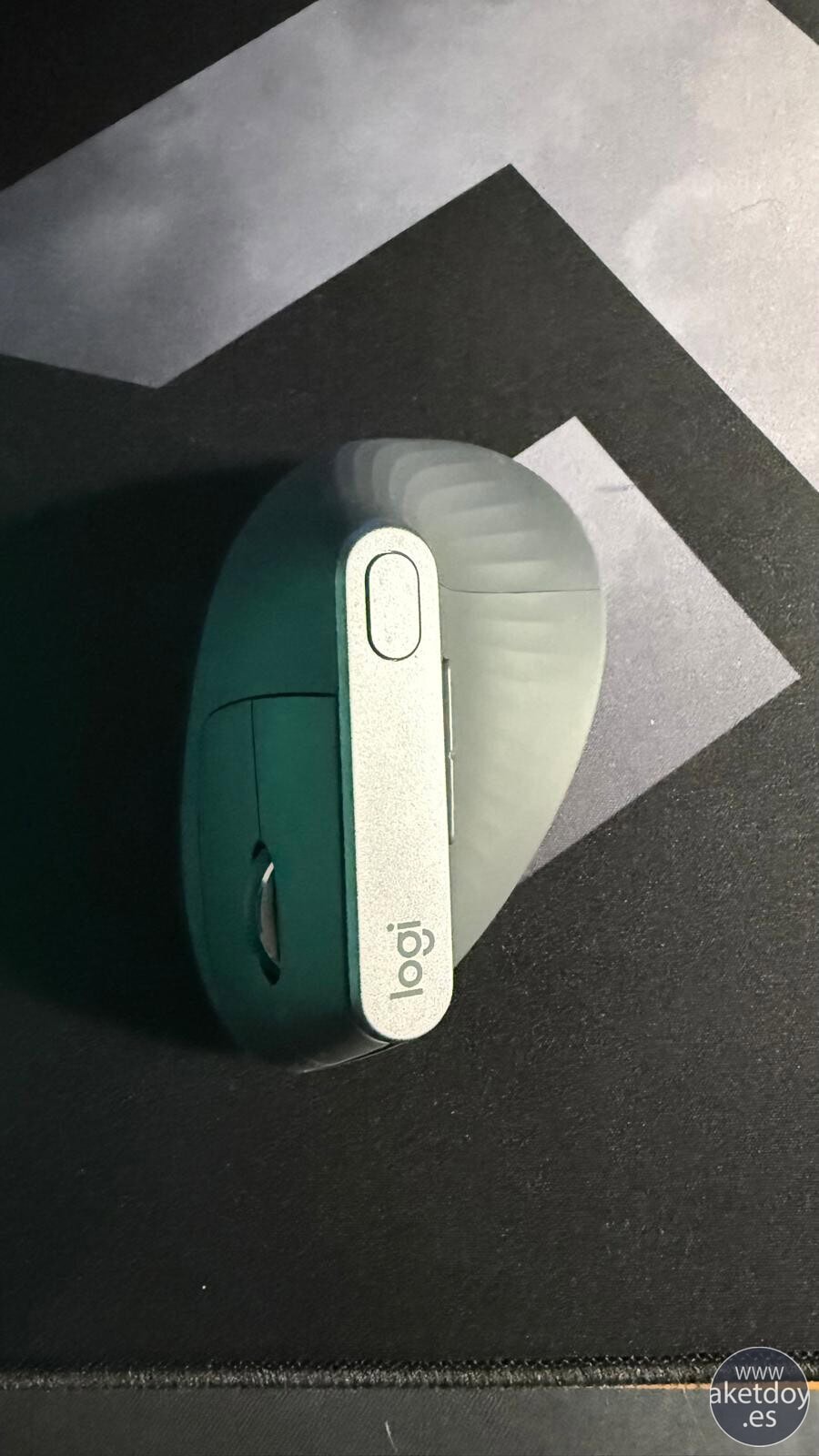 Logitech MX Vertical conectado por Bluetooth en puesto de trabajo