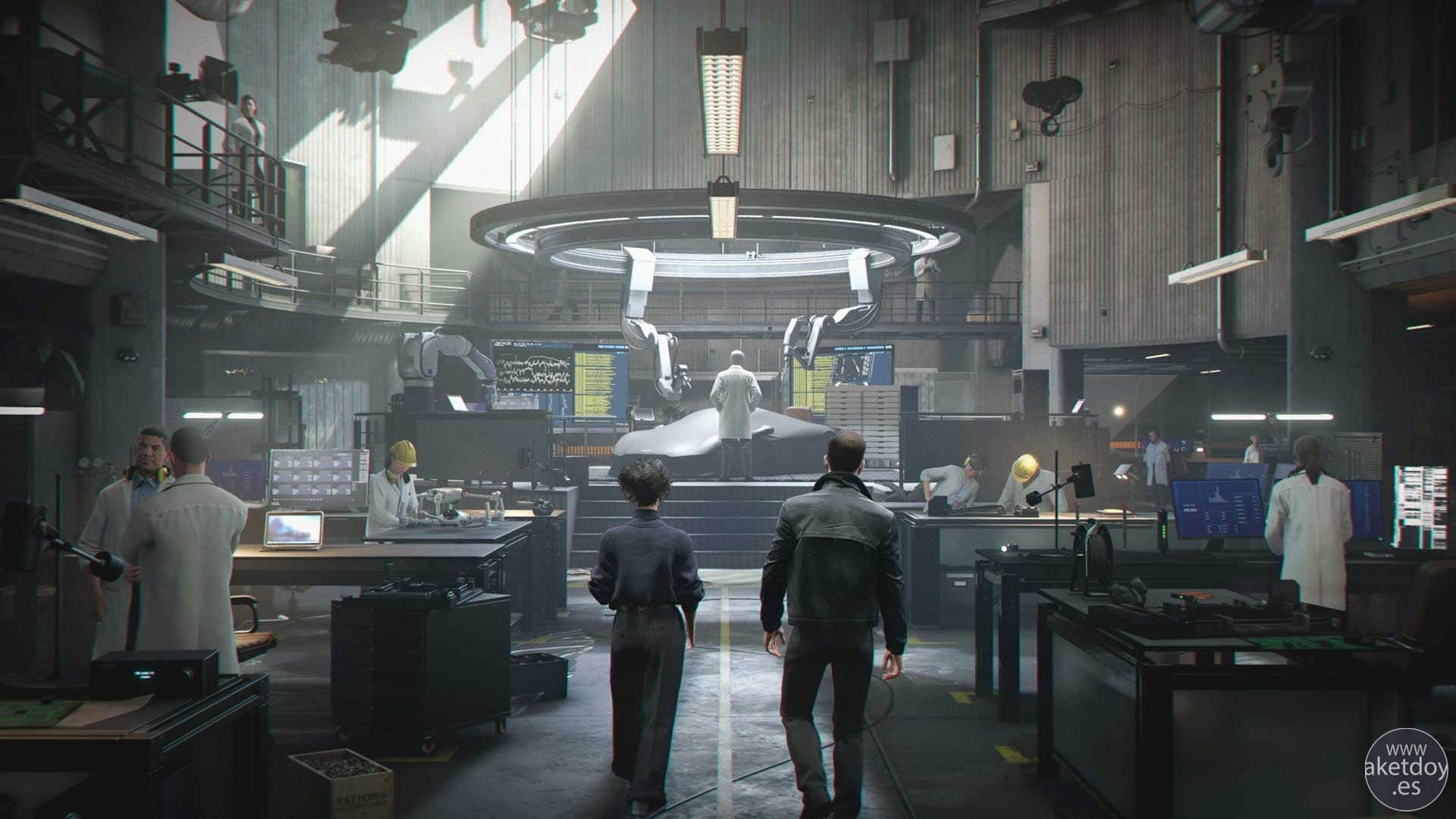 Imagen oficial de 007 First Light en el laboratorio de Q con gadgets y tecnología