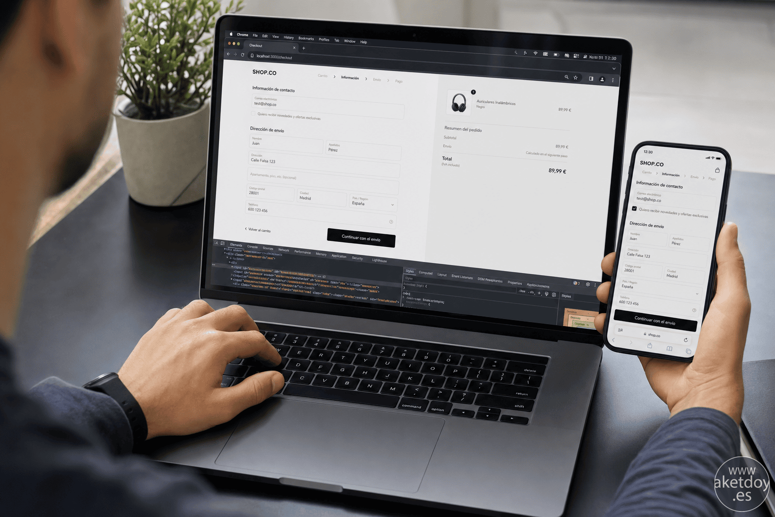 Ingeniera revisando un checkout responsive en portátil y móvil con Chrome