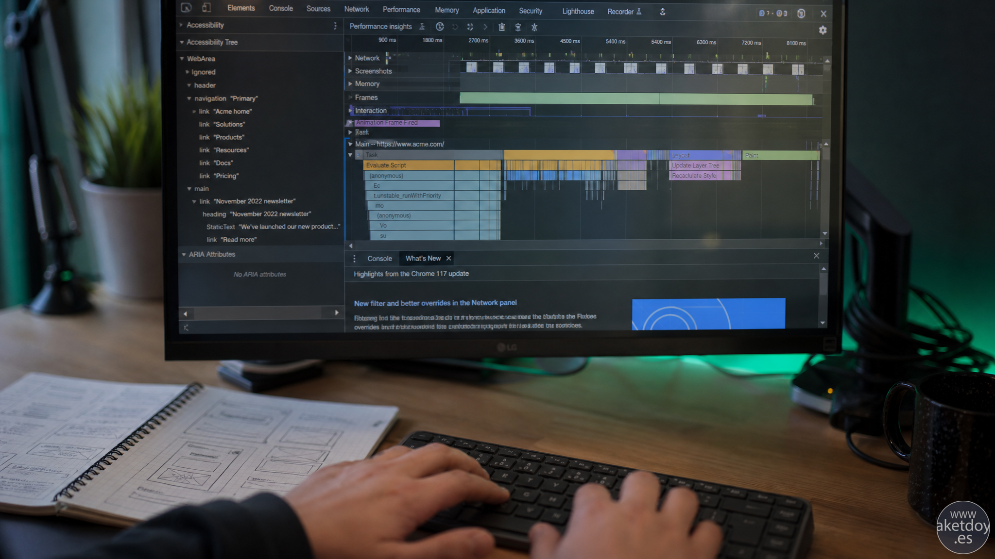 Monitor con herramientas de depuración web y análisis de accesibilidad en un entorno de trabajo realista